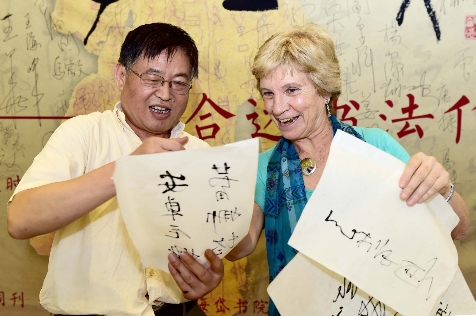 书法家傅合远为国际历史学会专家茜尔达·萨波托写下她侄女的名字，茜尔达将把它作为礼物送给她的两个侄女。.jpg